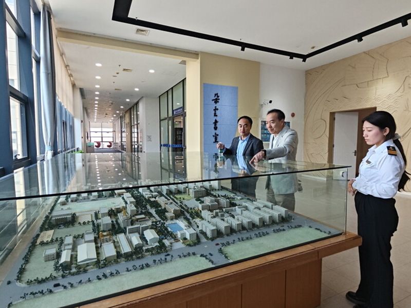 参观校史馆