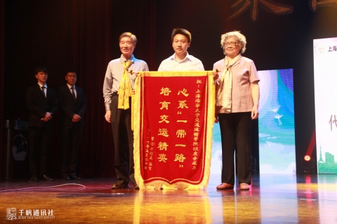 半岛体育